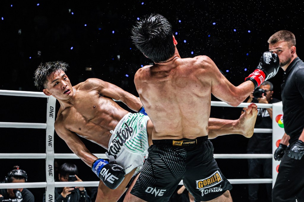 Yuki Yoza kicking Elbrus Osmanov